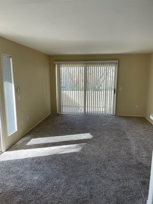 Foto del edificio - 3 BEDROOMS 2 BATHS UPSTAIRS LEVEL UNIT