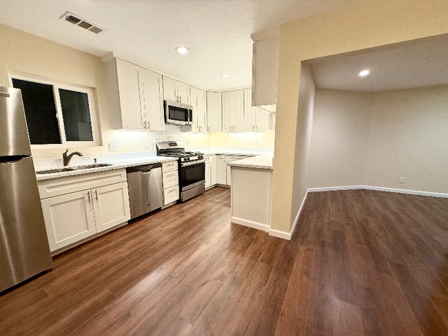 Building Photo - 408 Page St