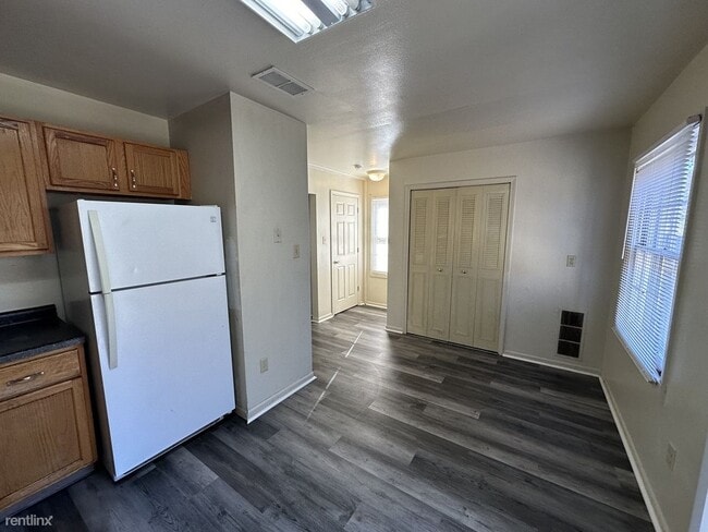 Building Photo - 2 br, 1 bath Condo - 140 Woodgate Rd