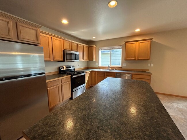 Building Photo - 2200 Greenview Cir