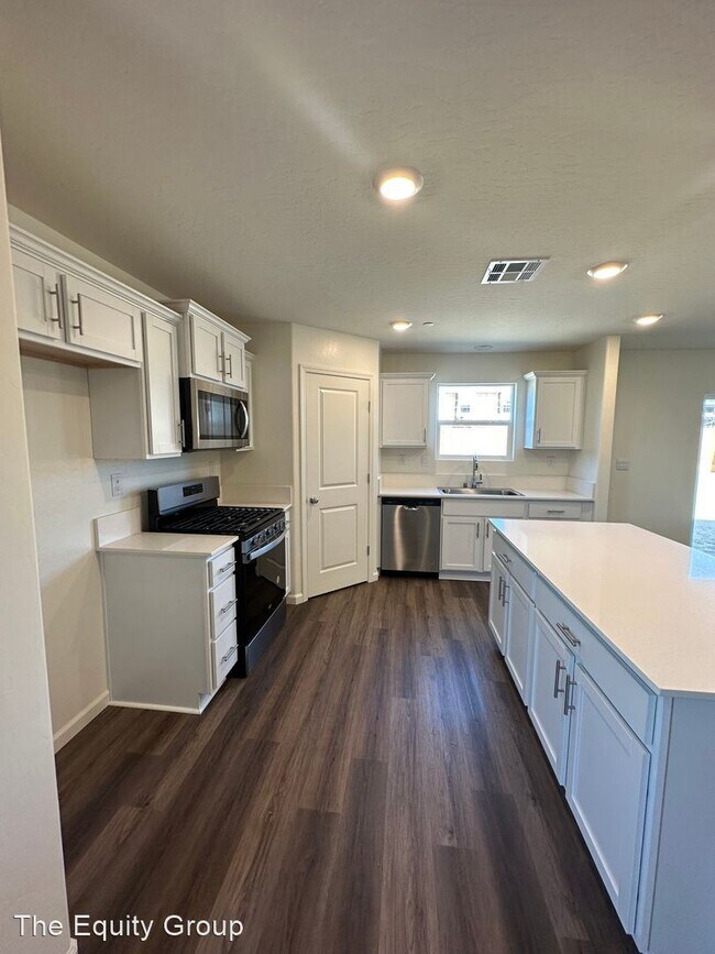 Building Photo - 4 br, 3 bath House - 1030 East Reese Ave