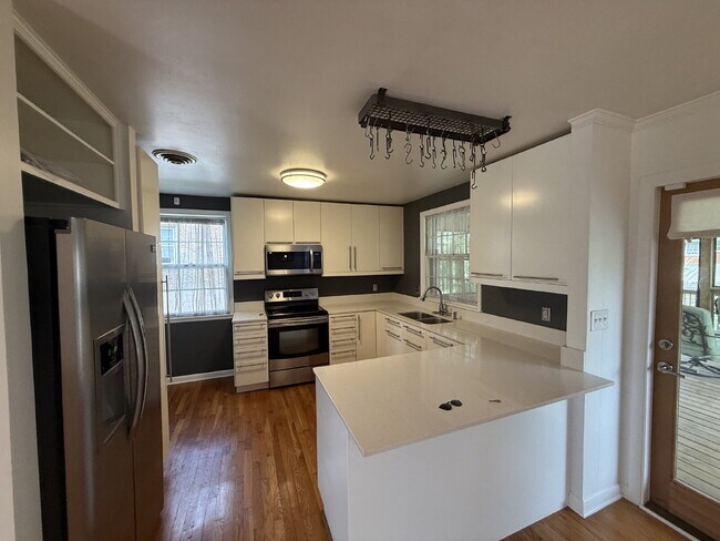 Foto del edificio - Updated 3 bed 2 bath. Garage and screened porch