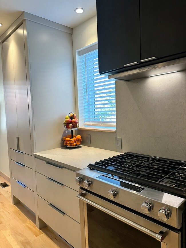 Building Photo - 105 S 26th St