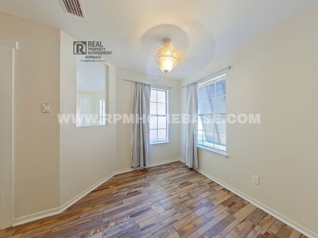 Foto del edificio - Spacious 4-Bedroom Home with Office and La...