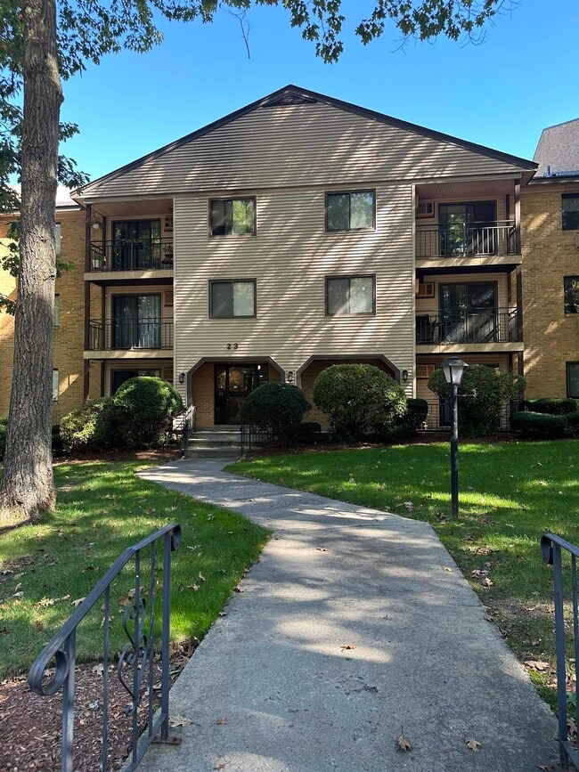Building Photo - 23 Country Club Dr