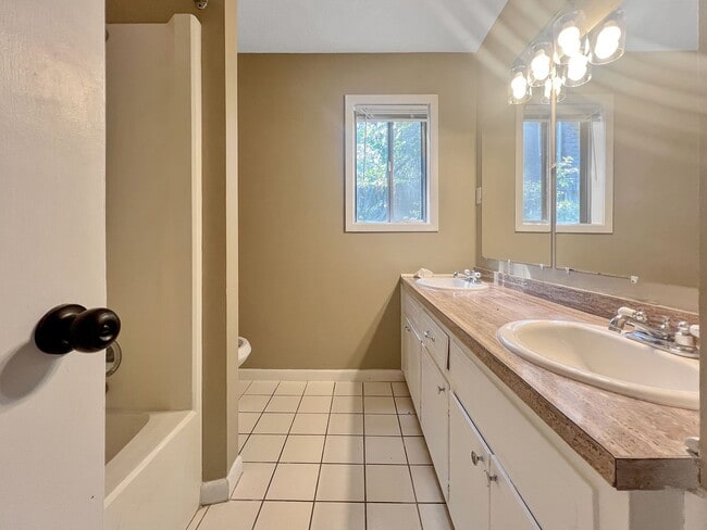 Building Photo - For Rent – 3 Bed / 2 Bath Home