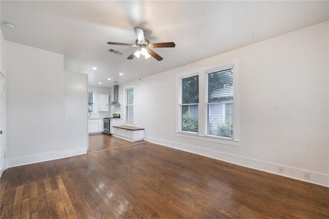 Building Photo - 1502 Kinney Ave