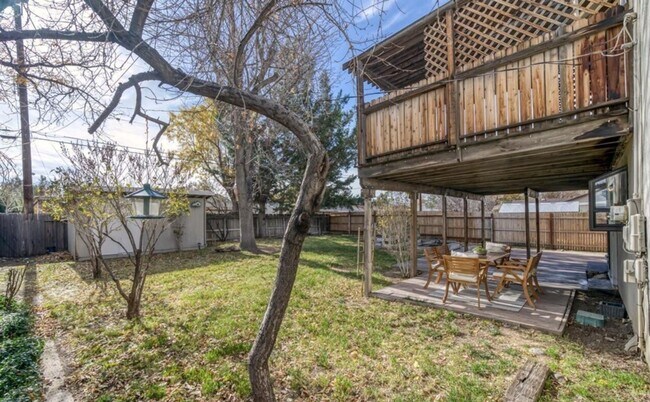 Building Photo - Sparks - Huge Yard - Great 3 Bed 2 Bath Home!