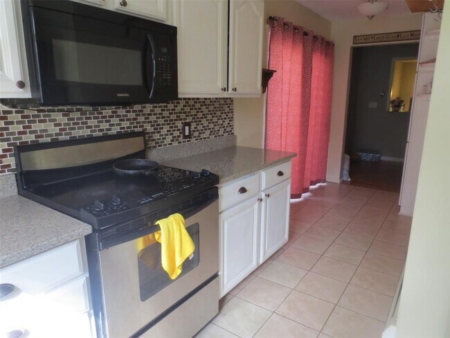 Foto del edificio - 823 Jennifer Ln