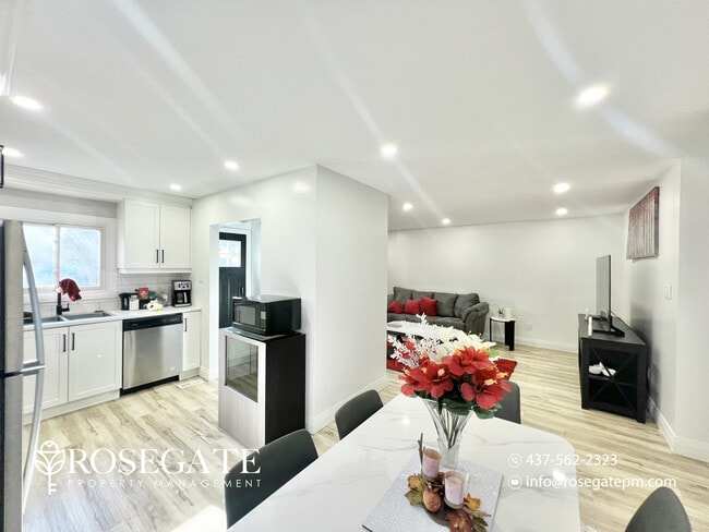 Photo du bâtiment - Charming 3-Bedroom Detached Home with Balc...