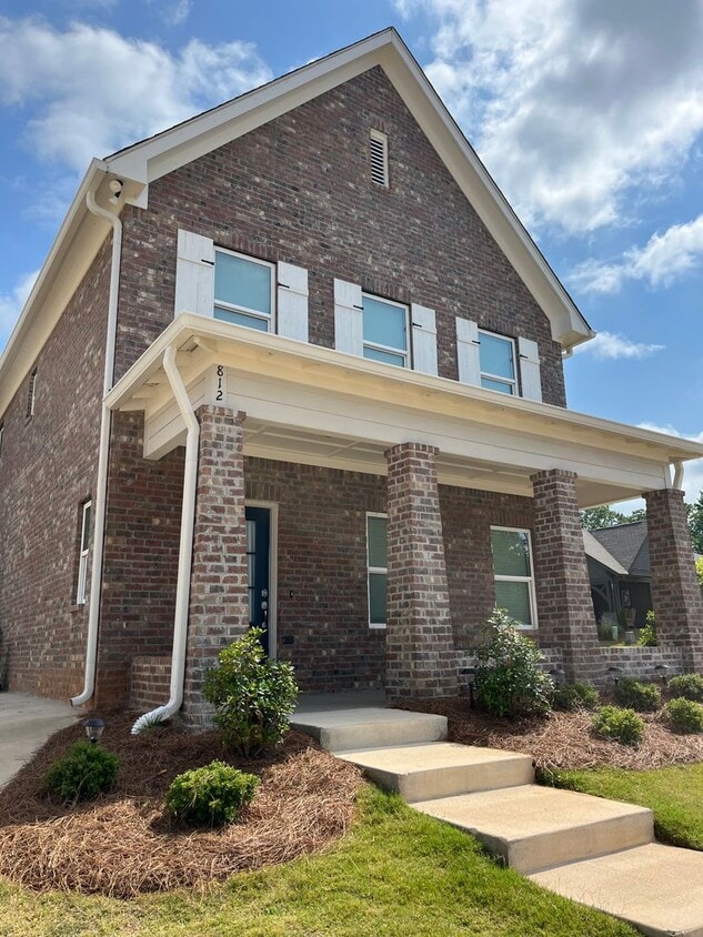 Spacious 4-Bedroom Home with Garage & Outdoor Fireplace! - Spacious 4-Bedroom Home with Garage & Outdoor Fireplace!