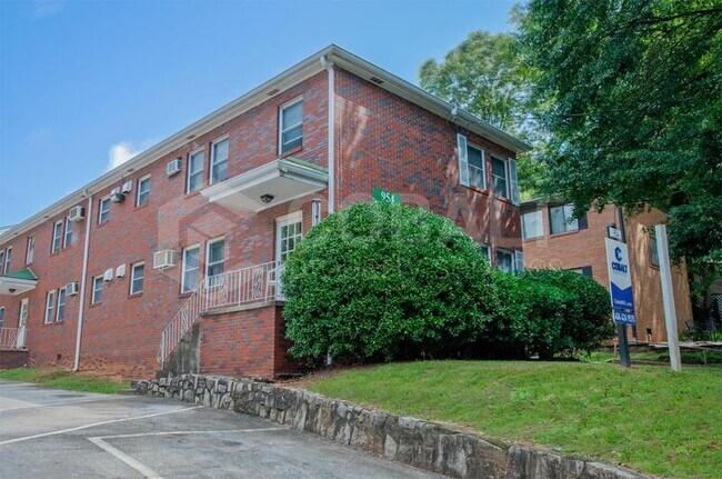 Foto del edificio - 954 St Charles Ave NE