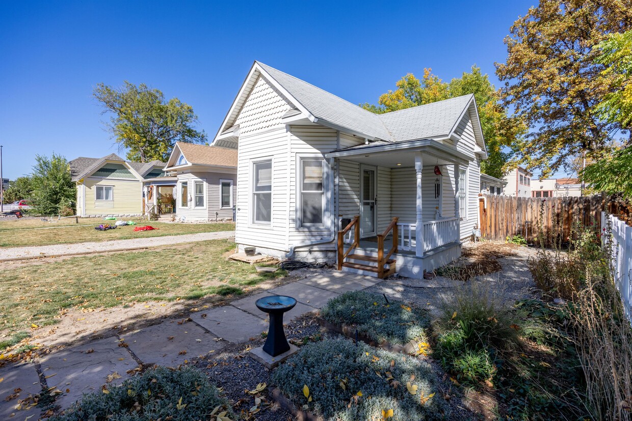 Primary Photo - 421 E 3rd St