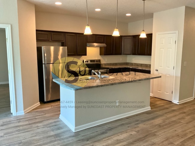 Building Photo - Centrally Loctated Home Near Oakleaf!