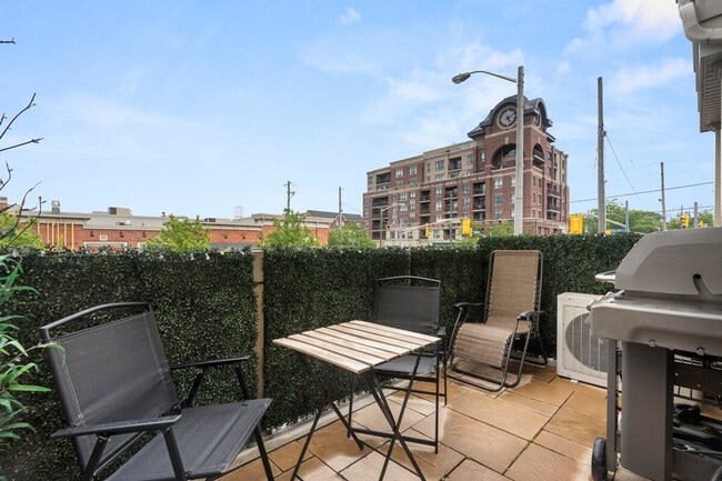 Photo du bâtiment - 100 Long Branch Ave