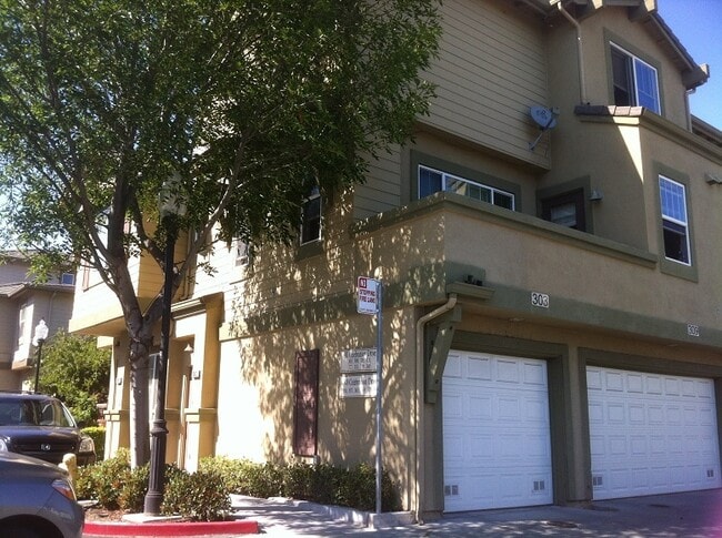 Building Photo - End unit ownhouse with garage walking dist...