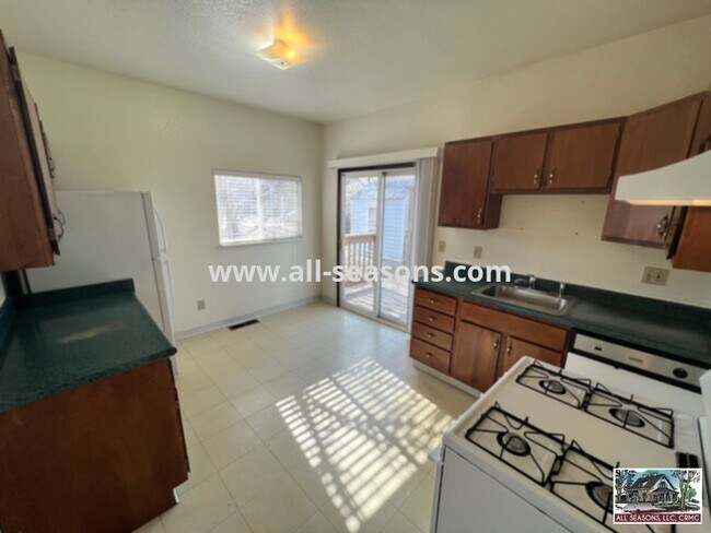 Foto del edificio - Centrally located one level charmer, located close to the Weidner Field and all that downtown Colora