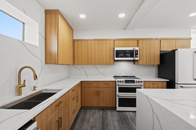 Building Photo - 8610 Grandview Dr