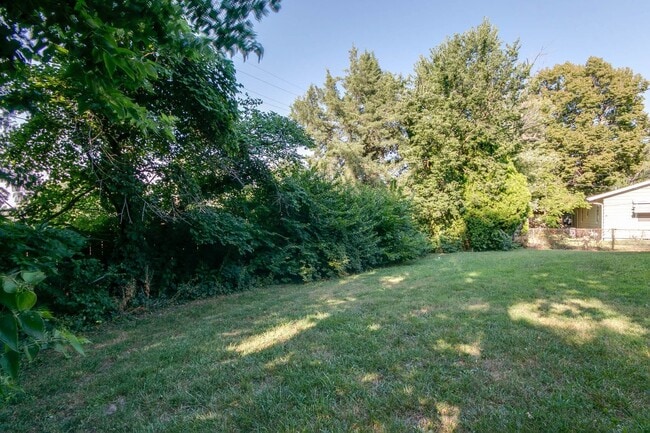 Building Photo - 1816 Elaine Dr