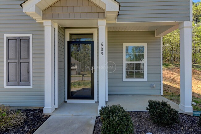 Building Photo - 4 Bedroom, 2.5 Bath located in Oakview Com...