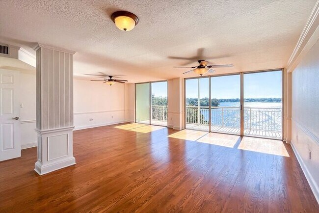 Building Photo - Beautiful Waterfront 3/2.5 Lake Virginia C...
