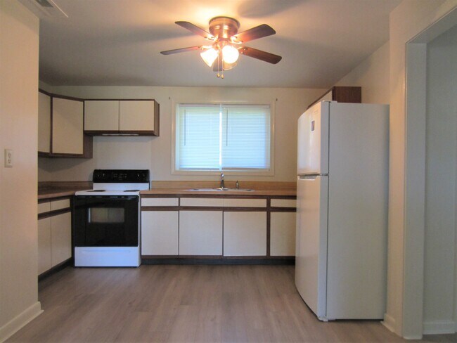 Building Photo - 5600 Shorewood Ln