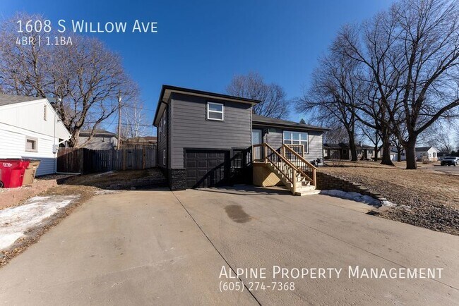Building Photo - Newly Remodeled 4 Bed/1.5 Bath Home For Rent!