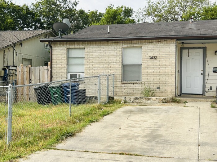 Primary Photo - Remodeled 2/1 duplex with central air and ...