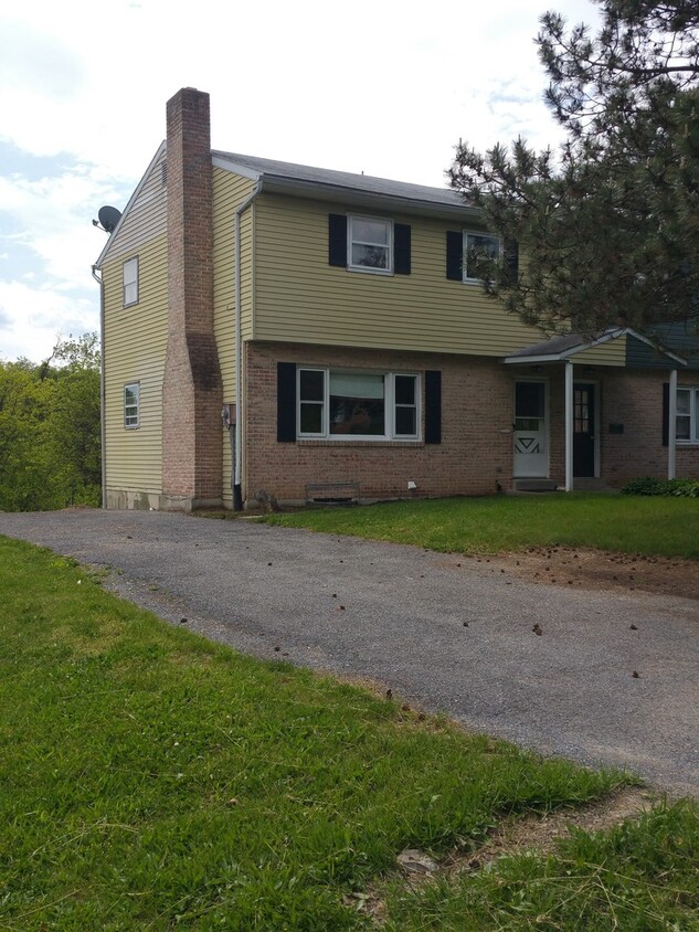 Foto principal - Spacious 3 Bedroom Townhome