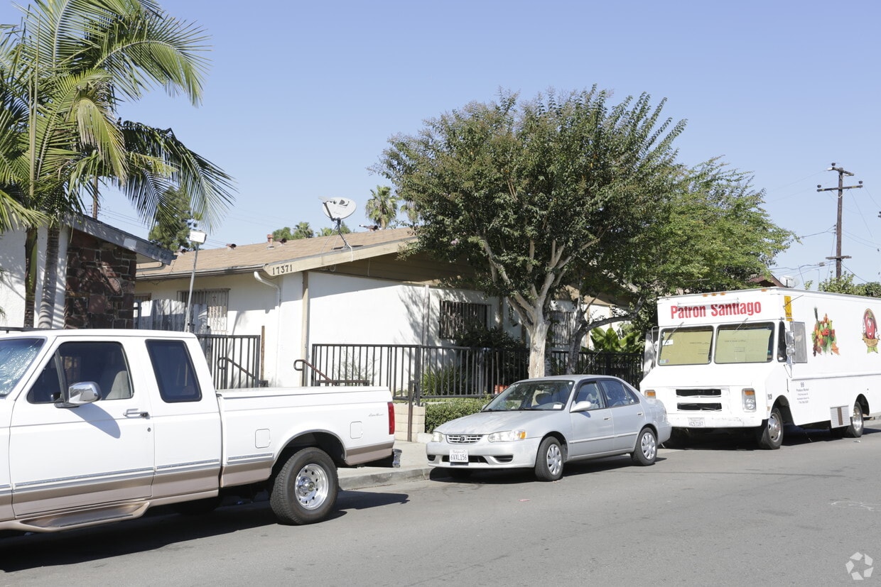 Building Photo - 17371 Queens Ln