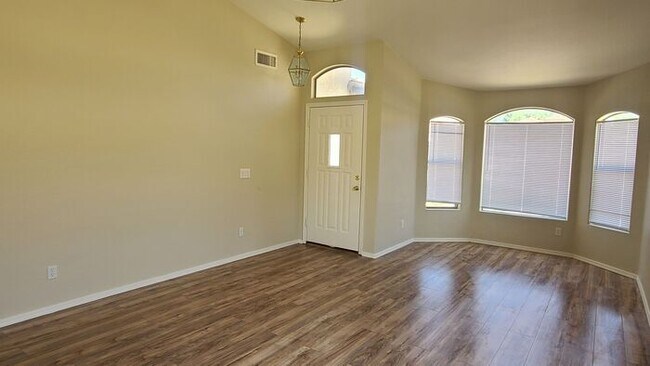 Building Photo - 4-bedroom in Gilbert with new paint & new ...