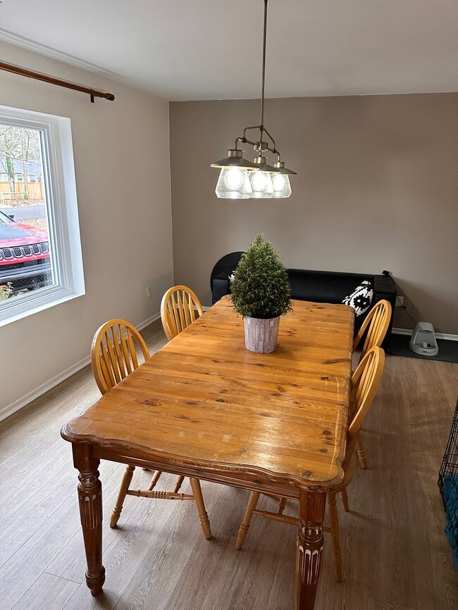 Building Photo - Charming 3 bed 2 bath ranch with fenced yard  available 6/5/2026!