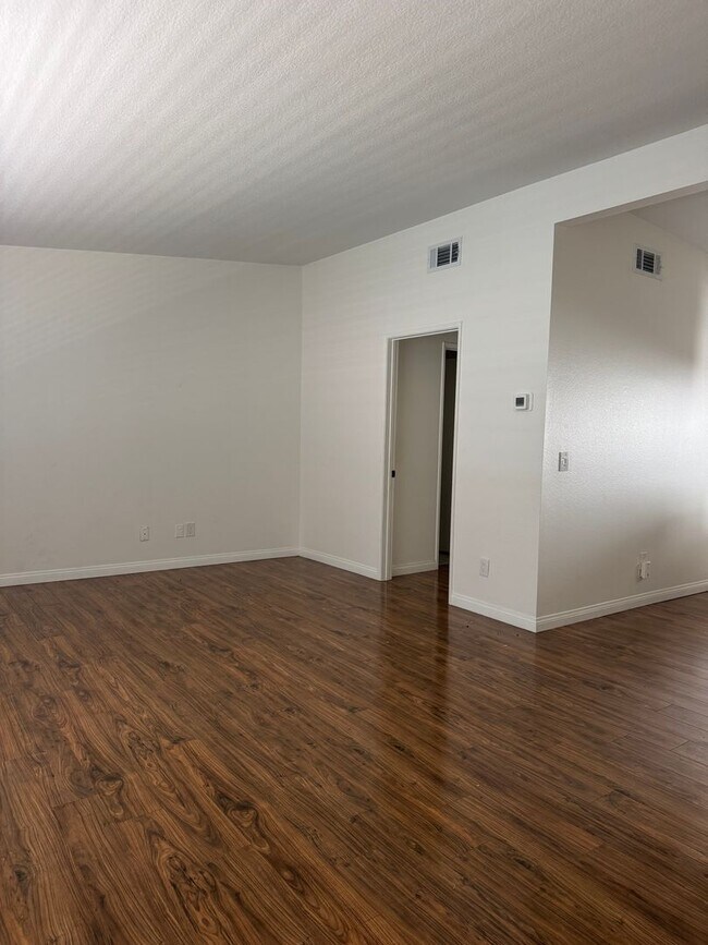 Foto del edificio - 5250 Bellingham Ave