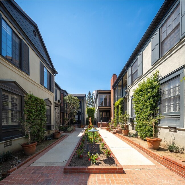 Foto del edificio - 1241 S Beverly Glen Blvd