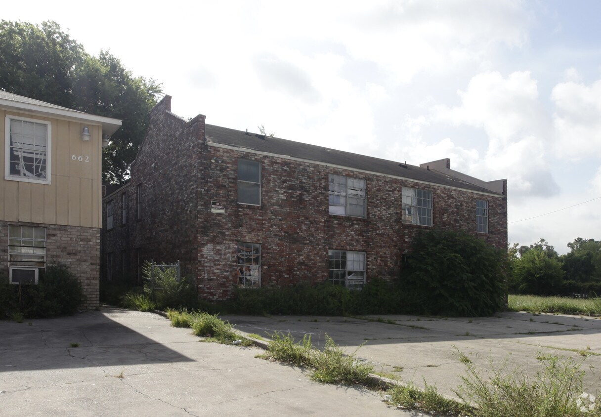 Building Photo - 646 N Donmoor Ave
