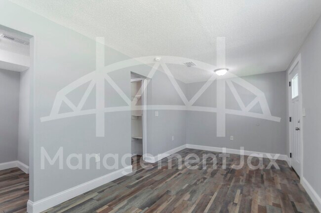 Foto del edificio - 216 E 2nd St