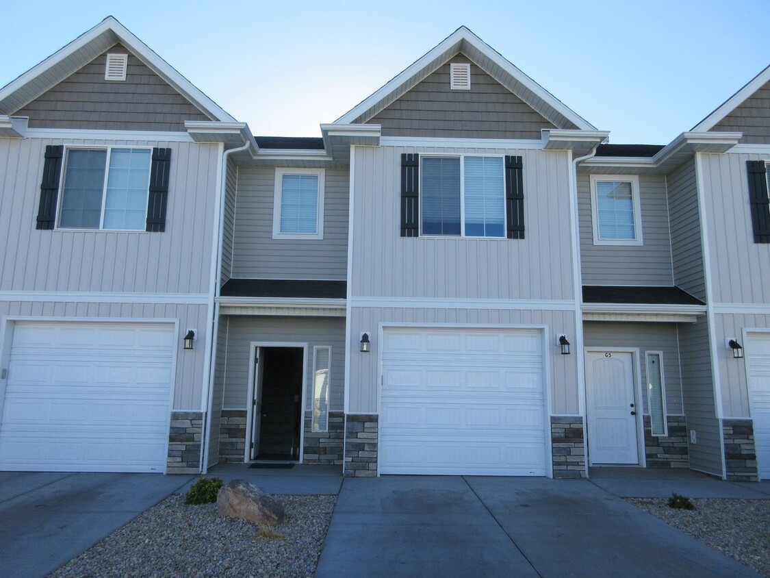 Foto principal - Move-In Bonus - Newer Town home living in ...