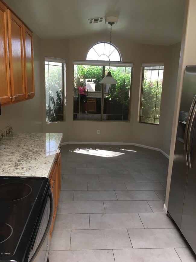 Building Photo - 528 E Cantebria Dr