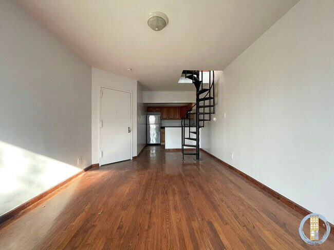 Building Photo - 577 Warren St