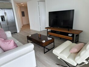 Building Photo - 121 NE 34th St