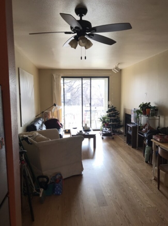 Foto del edificio - "Charming 2-Bed, 2-Bath Boulder Apartment with Cozy Fireplace and Spacious 1030 Sq Ft Layout!"