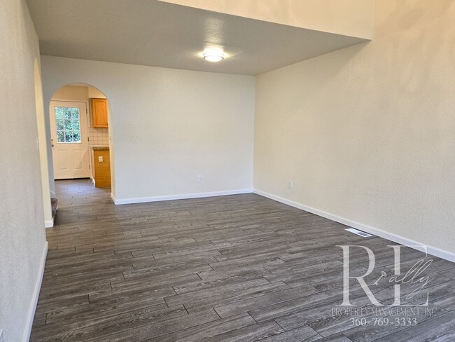 Building Photo - Military Discount: Spacious Bremerton Town...
