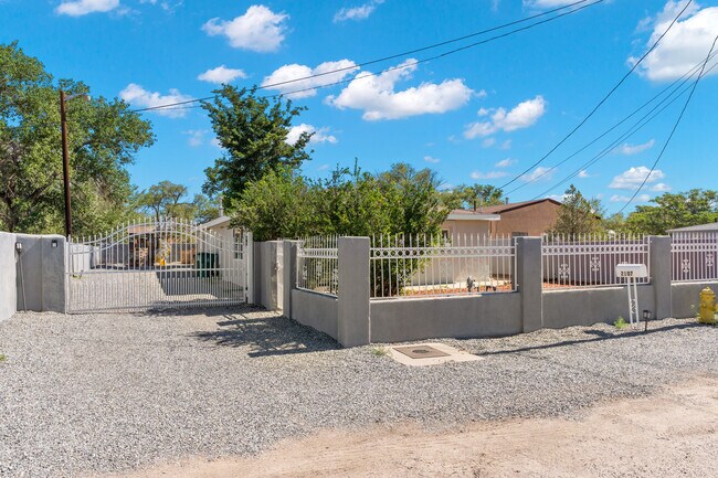 Foto del edificio - 2107 Valley Rd SW