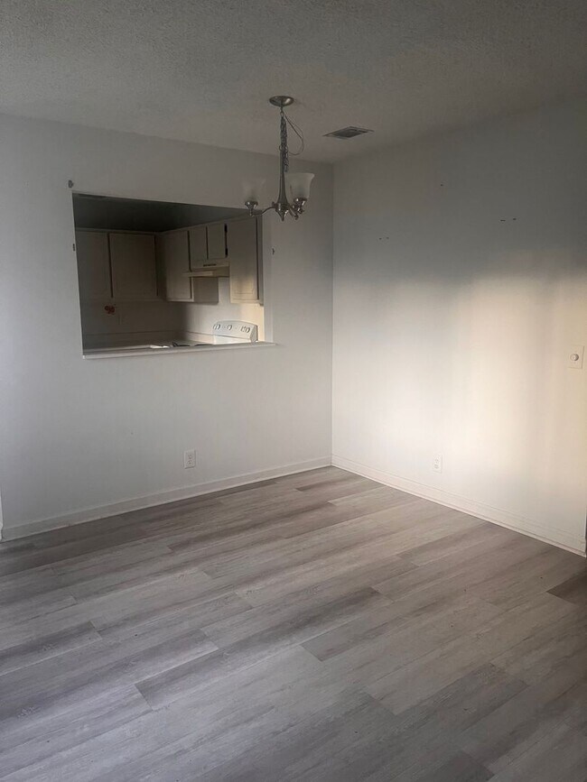 Building Photo - 6 mos. & 12 mos. Lease Options