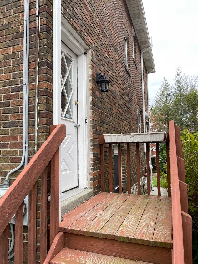 Private entrance - 339-2 Washington Ave