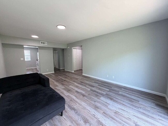 Building Photo - Downstairs unit available July 15th!