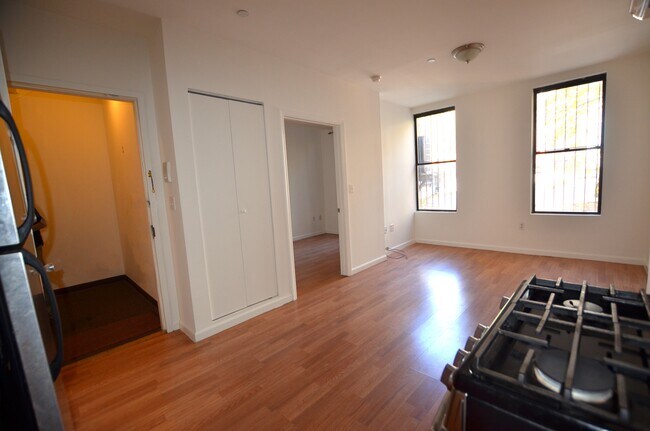 Building Photo - 261 W 126th St