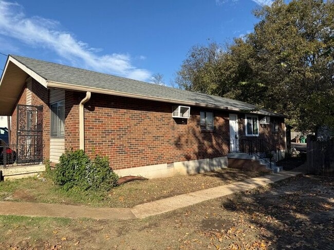 Building Photo - Renovated Duplex in Woodbine - Washer and Dryer Included