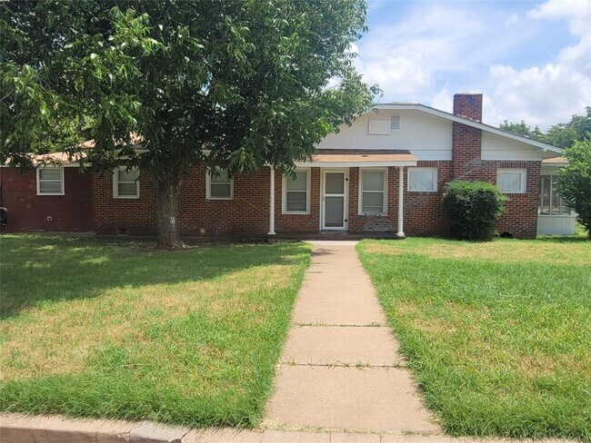 Building Photo - 1720 Sandefer St