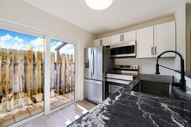 Building Photo - 9023 NE 4th Avenue Rd